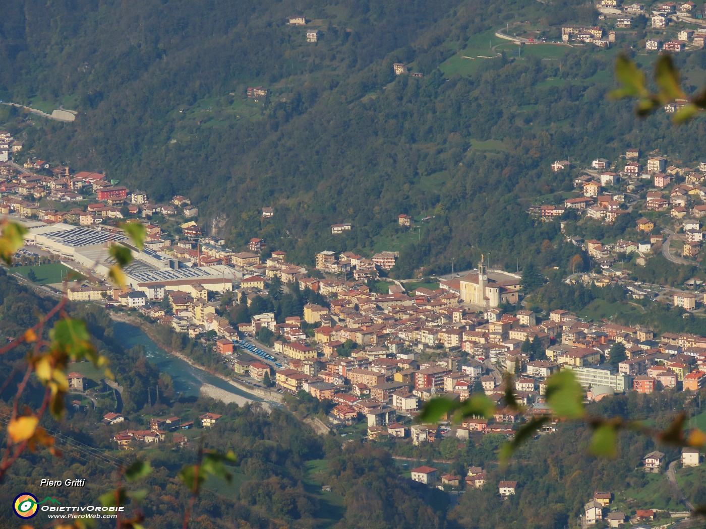 45 Zoom  su Zogno, il Brembo, il centro, il Monte.JPG